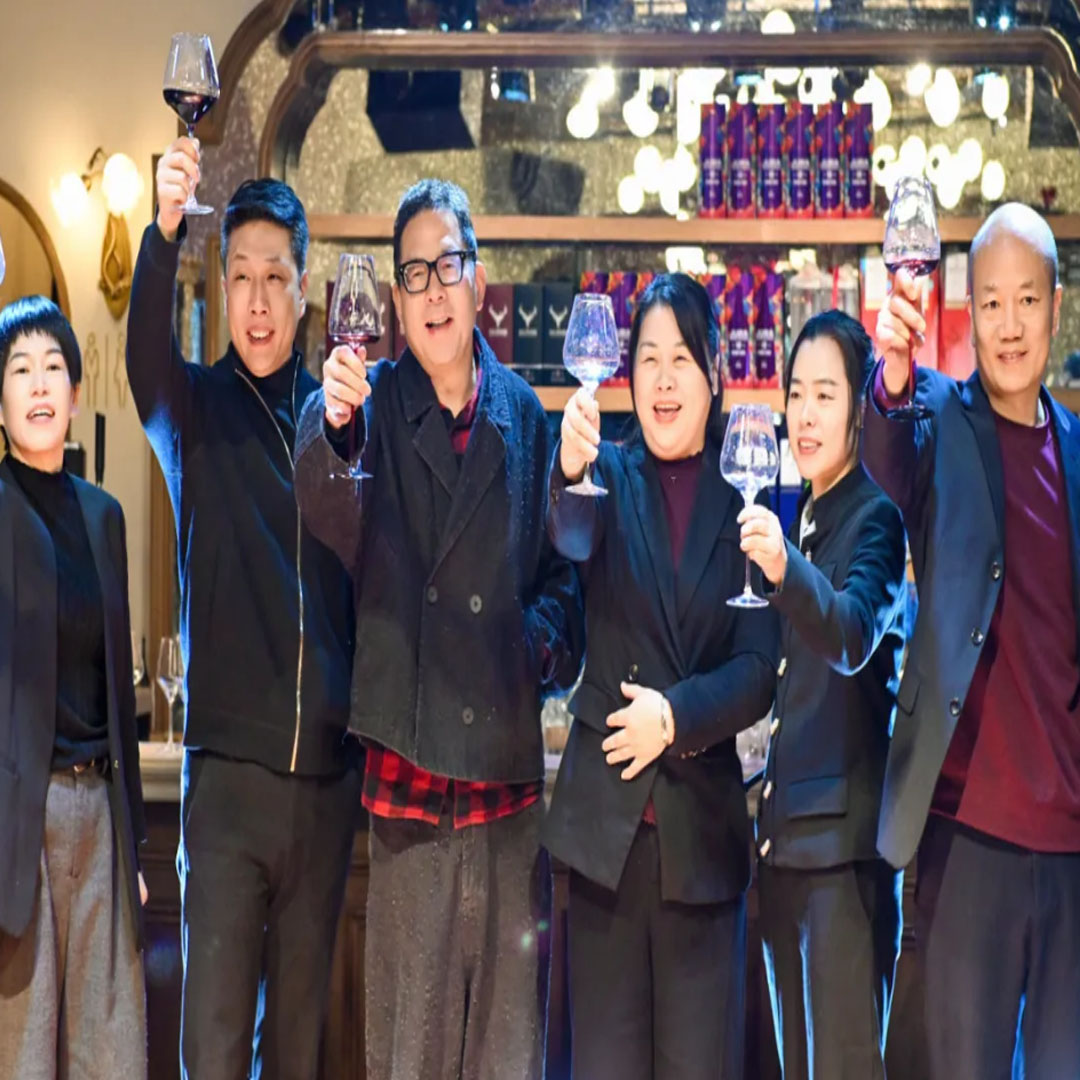 杯中有光·敬我們的時代｜一場有溫度的年會璀璨綻放